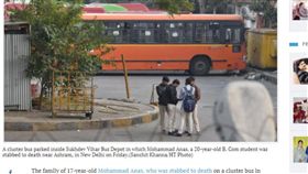 印度男大生在公車遭5名學生割喉慘死（圖／翻攝自《印度斯坦時報》）
http://www.hindustantimes.com/delhi-news/40-people-on-board-but-no-one-intervened-when-schoolboys-stabbed-b-com-student-on-delhi-bus/story-VDeHDM21EI8KEO2MQGQ8PO.html