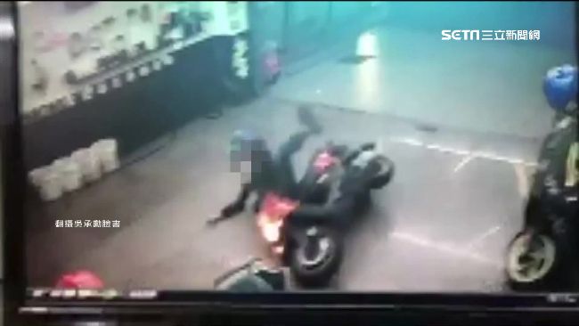 地滑又先煞前輪　機車騎士摔慘