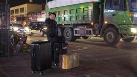 北京市強力清違建　弱勢民眾的眼淚（1）北京市安委會決定自11月20日起，在全市開展為期40天的安全隱患大排查、大清理、大整治專項行動，引來藉機驅趕外來人口的質疑。圖為一名男子24日帶著行李站在公寓門前的路邊。（中新社）中央社  106年11月26日