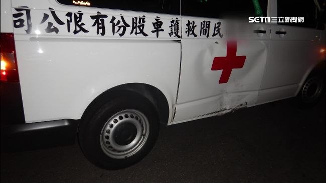 急送血袋闖紅燈　救護車遭女騎士撞上