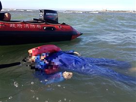 搜救人員在八里外海尋獲落水的漁工卡希林。（圖／翻攝畫面）