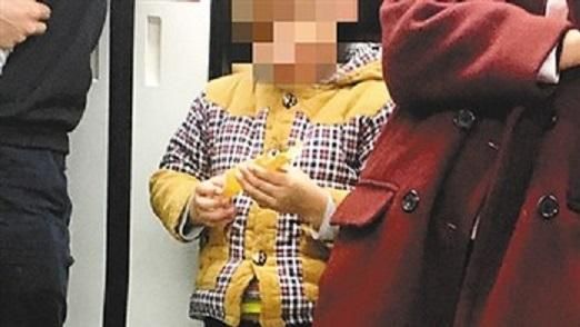 男童搶別人蛋捲吃　母不阻止還鼓勵他