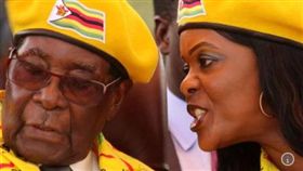 辛巴威前總統穆加比和妻子葛莉絲談好優渥條件才決定下台。（圖／翻攝世界報）