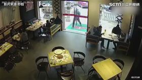 外送員正要進到餐廳領取餐點