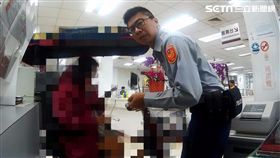 陳女透過臉書結識美籍戰地軍官「藍弗．菲立普」，對方發動柔情攻勢取得信任後，菲立普想脫離軍旅生涯，陳女必須匯25萬8070美元給聯合國替他「贖身」，陳女急忙跑到銀行匯款，保七警員告知陳女全是騙局，順利幫她保住財產。（翻攝畫面）