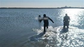 妹子失戀想跳海！走到一半被淤泥卡住　獲救後「不想死了」(圖/翻攝自光華網)