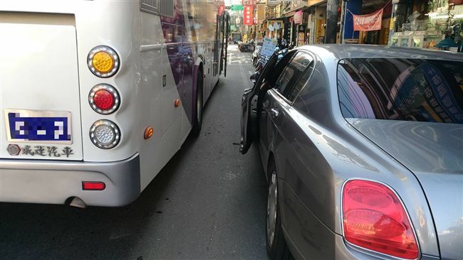 賓利亂開門被公車狠刮　網友直呼紓壓