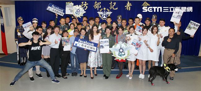 國防部發表國軍107年形象月曆。（記者邱榮吉/攝影）