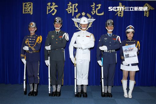 國防部發表國軍107年形象月曆。（記者邱榮吉/攝影）