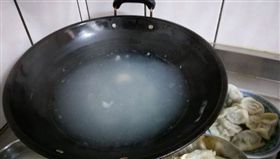 水餃,水餃湯,麵粉湯,麵粉水,玉米濃湯,酸辣湯,砒霜,饕客,爆廢公社,泡麵,美食　圖／翻攝自爆廢公社　https://goo.gl/3ME7xt