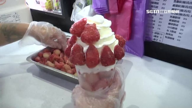 浮誇飲品超療癒！　料多到要用湯匙挖