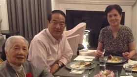 宋楚瑜與母親胡窕容一同慶祝母親節。（圖／翻攝宋楚瑜臉書）