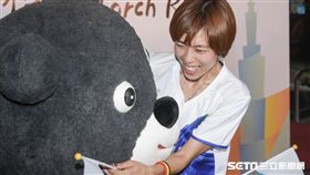 台北世大運聖火返台駐火儀式，陳詩欣領跑將聖火傳遞給台北市長柯文哲　圖／記者林敬旻攝