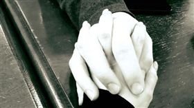 放閃了！艾莉絲十指緊扣說床邊故事