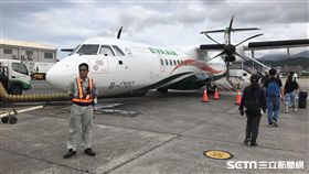立榮航空,地勤,登機,松山機場。（圖／記者簡佑庭攝）