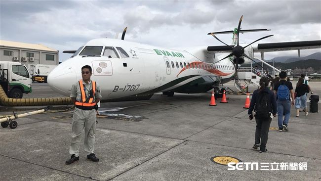 為離島居民往返台灣本島及跨島旅遊的需求,立榮假期新增「離島居民優惠」線上訂購功能,提供澎金馬居民更實惠的機加酒商品。(圖/資料照)