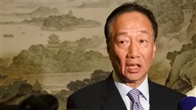 郭台銘南京接受媒體聯訪鴻海集團董事長郭台6日晚在南京接受以大陸媒體為主的採訪，表示兩岸經濟發展一定會帶動和平發展，而和平發展又會為經濟持續發展提供基礎，是良性循環。中央社記者張淑伶南京攝　106年11月6日