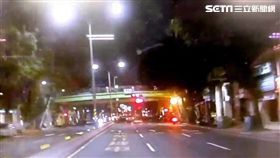 許男酒後行經中正路時，撞上停等紅燈的一對情侶，後座的蔡女被撞飛50公尺後拖行，送醫後不治身亡，林男則骨盆及大腿骨折，目前仍在加護病房，許男酒測值0.71毫克，警方訊後將他依過失致死罪送辦（楊忠翰攝）