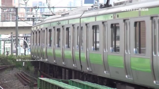 日電車安全漏洞　視障拐杖被夾著跑