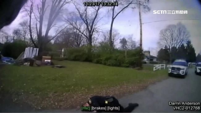 抓嫌犯電擊槍電到自己人　警哀號滾地