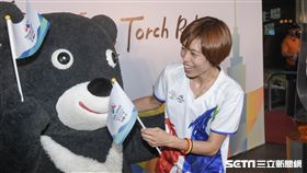 台北世大運聖火返台駐火儀式，陳詩欣領跑將聖火傳遞給台北市長柯文哲　圖／記者林敬旻攝