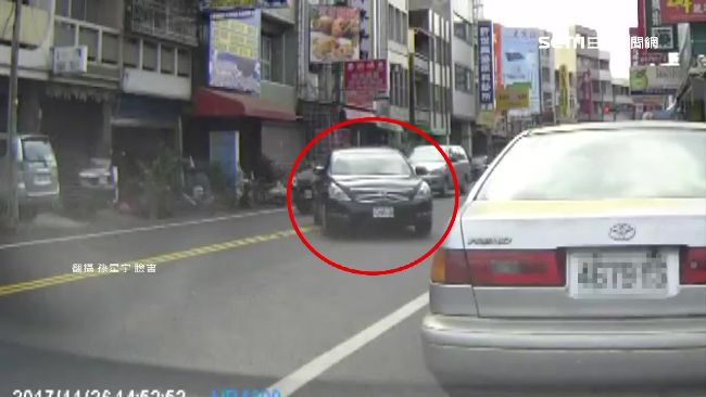 沒拉手剎往後滑撞車　駕駛裝沒事落跑