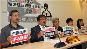 手術煙霧影響醫護健康  立委籲重視民進黨立委邱泰源（左2）4日在立法院舉行記者會表示，呼籲醫療院所重視手術煙霧問題，應盡速在開刀房加裝空污防制設備，減少手術煙霧。中央社記者張皓安攝  106年9月4日