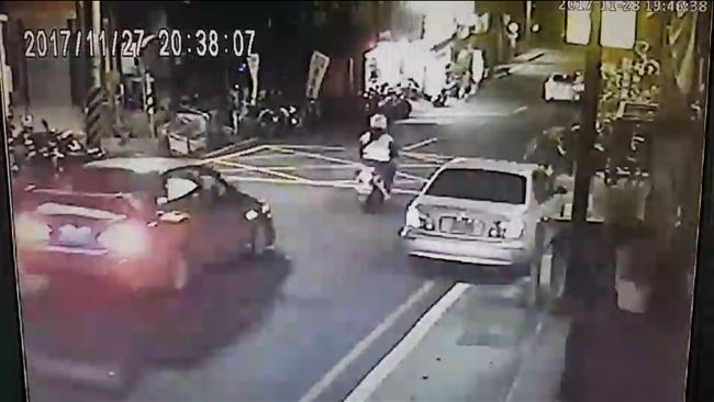 孕婦肚疼送醫　求警急開道