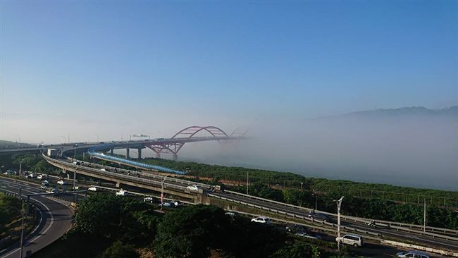 雲海籠罩淡水河　網友搶拍絕美奇景