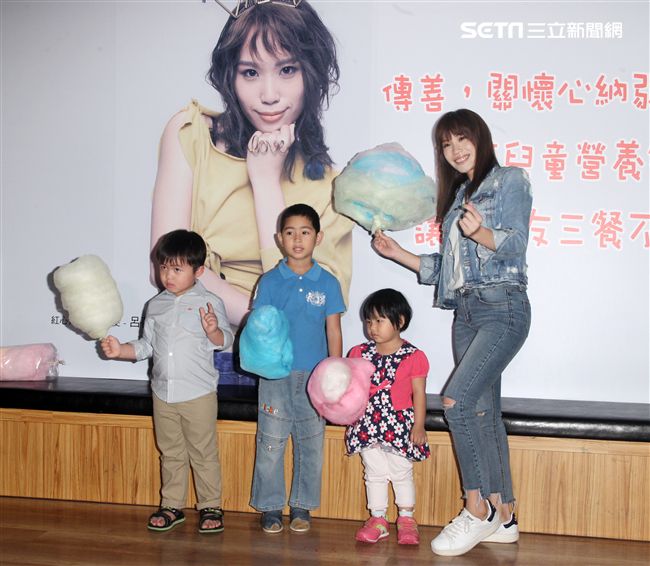 呂薔擔任愛心大使現場製作棉花糖給小朋友。（記者邱榮吉/攝影）