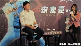 ▲東北樂天投手宋家豪（左）媒體見面會，右為體育主播李逸涵。（圖／記者蕭保祥攝）