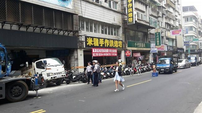 驚！危樓騎樓塌陷　貨車陷落大洞中