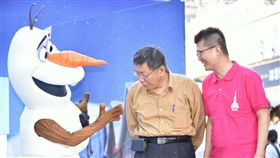 台北市長柯文哲合體雪寶　北市府提供