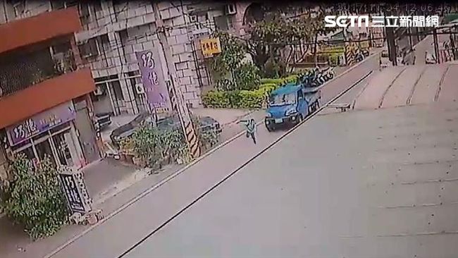 安親班未接遭撞死　男童躺母懷裡斷氣