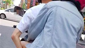 男子騎機車摸女友大腿_爆廢公社https://www.facebook.com/groups/644810635665586/permalink/1624764304336876/