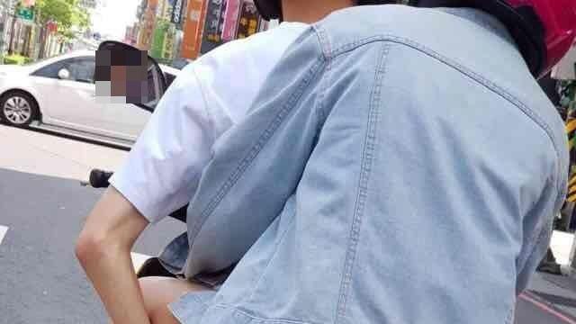 騎士「反折」左手　塞進後座女友大腿