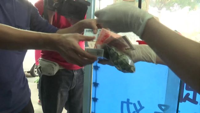 玩具鈔買檳榔秒被識破　男直接搶真鈔