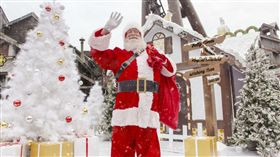 耶誕節又快到了！位於新竹的六福村主題遊樂園，今年全新打造「夢幻白雪耶誕村」，包括擁有幸福力量的魔幻耶誕森林，飄著白雪，雪精靈、雪天使翩翩起舞，還有來自北極的耶誕老公公乘著雪橇驚喜現身。即日起至明年1月1日，可以在浪漫的銀白耶誕村內，零距離、見見真正的耶誕老公公，還有機會能親手收到耶誕老公公送的禮物，以及和耶誕老公公一起享用耶誕大餐，體驗特別的耶誕節。