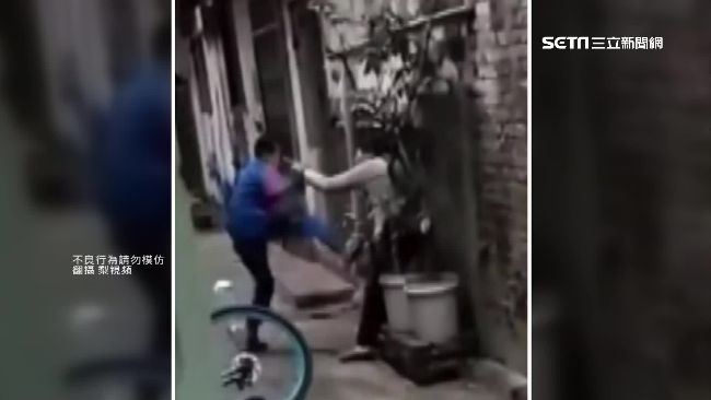嫌媽媽丟臉！14歲逆子猛踹智障母