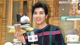 賀軍翔帥氣出席鞋靴品牌專屬雪靴繡字體驗活動