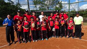 ▲黃浩然率領職棒選手到太巴塱國小與選手傳接球。（圖／原棒協提供）