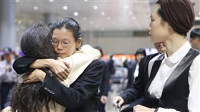 李凈瑜返台　聲援者機場擁抱打氣非政府組織（NGO）工作者李明哲的妻子李凈瑜（左2）29日下午搭機返台，聲援團體多人到場力挺，並獻上擁抱為李凈瑜打氣。中央社記者邱俊欽桃園機場攝　106年11月29日