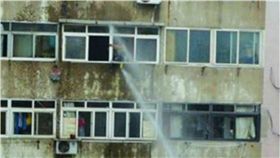 輕生,跳樓,自殺,消防水柱,大陸,安徽　圖／翻攝自微博