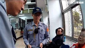 楊姓老婦接獲詐騙集團來電，對方以「假檢警」老哏方式行騙，她依循指示前往銀行，準備將帳戶設定為電話轉帳，所幸保七駐衛警及時攔阻，幫她保住213萬血汗錢（翻攝畫面）