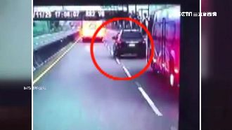 疑不滿被按喇叭　休旅車蛇行挑釁擋車