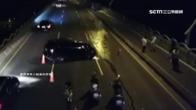 貨車翻蛋灑高屏橋　臉書社團空拍直播