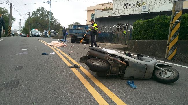 疑閃車自撞　少年頭部重擊地面大失血