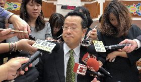 麥克風圍堵顧立雄