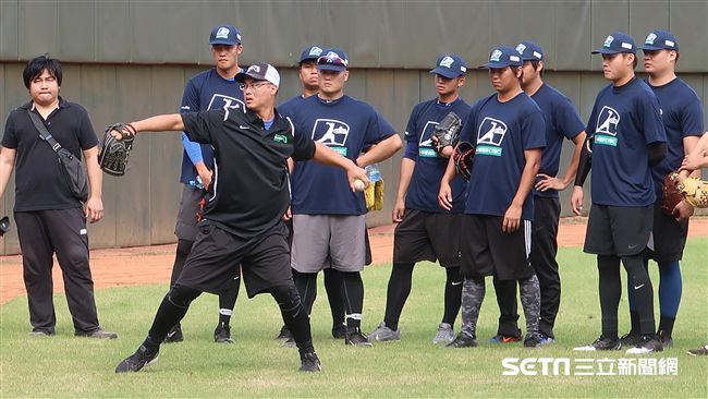 中職投手來「補習」　下盤運用感受深