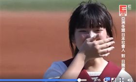 天然呆國中妹開球向二壘拋球。（圖／翻攝自Eleven Sports）